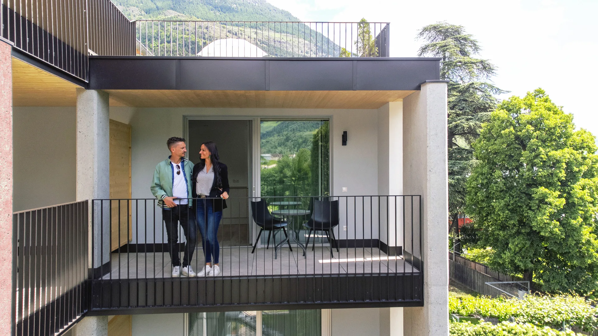 Paar auf dem Balkon des Parkhotel zur Linde in Schlanders