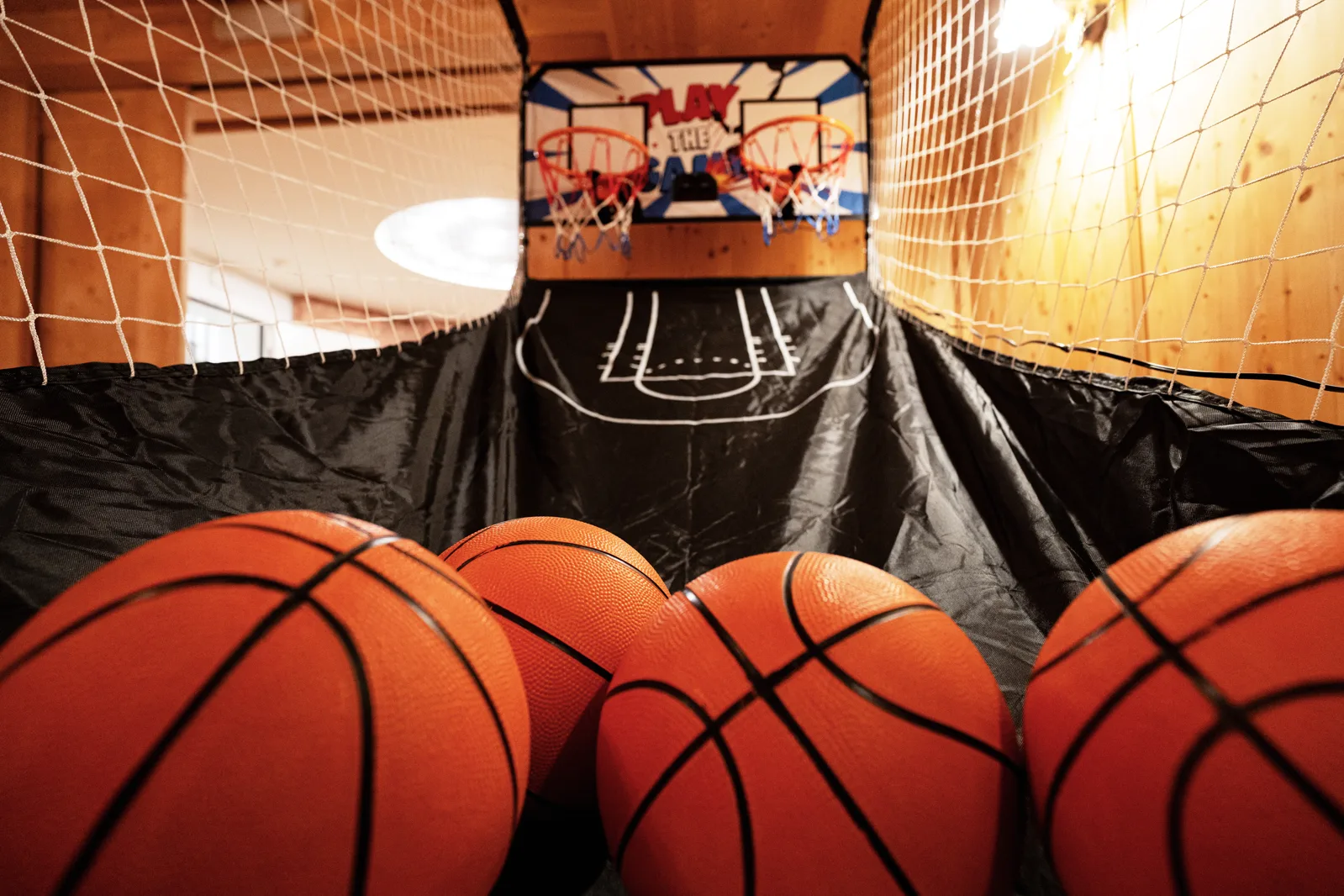 Basketballspiel im Kinderspielraum