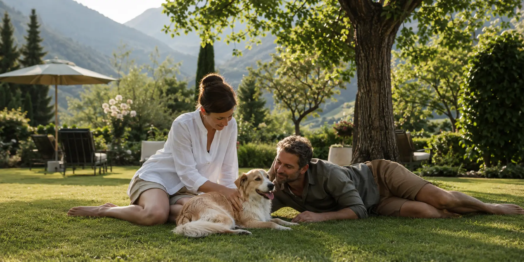 Hund mit seinen Besitzern im großen Hotelgarten